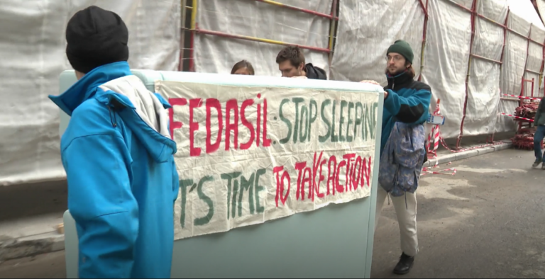 Burgers leveren meubelen van Fedasil af bij asielzoekers voor “Salon van Schaamte”, De Moor betreurt actie